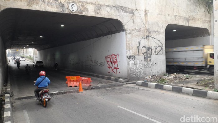 Panel besi penutup saluran air di underpass Jalan Sholeh Iskandar Kota Bogor rusak. Kondisi itu kerap memicu pengendara motor mengalami kecelakaan. (M Sholihin/detikcom)
