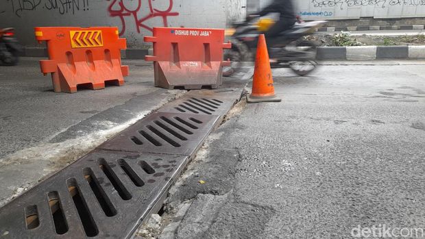 Panel besi penutup saluran air di underpass Jalan Sholeh Iskandar Kota Bogor rusak. Kondisi itu kerap memicu pengendara motor mengalami kecelakaan. (M Sholihin/detikcom)