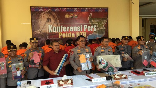 Para tersangka kasus judi online diamankan di Polda NTB, Kamis (25/8/2022).