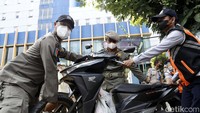 Satu per satu kendaraan roda dua yang parkir liar dan ditinggal pemiliknya, langsung diangkut paksa oleh petugas.