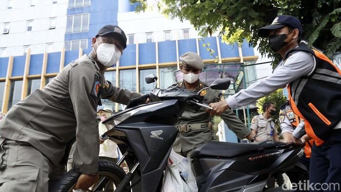 Razia parkir liar dilakukan di sepanjang Jalan Cikini Raya, Jakarta, Kamis (25/08/2022). Puluhan sepeda motor diangkut karena parkir sembarangan.
