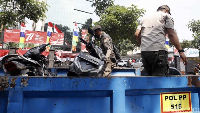 Razia parkir liar dilakukan di sepanjang Jalan Cikini Raya, Jakarta, Kamis (25/08/2022). Puluhan sepeda motor diangkut karena parkir sembarangan.