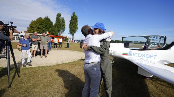 Pecahkan Rekor, Remaja 17 Tahun Ini Terbang Keliling Dunia Sendirian Seventeen year old Anglo-Belgian pilot, Mack Rutherford, speaks with the media after landing at the Buzet airfield in Pont-A-Celles, Belgium, Tuesday, Aug. 23, 2022. Rutherford landed in Belgium before flying on to Slovakia and Sofia, Bulgaria, for the final leg of his Guinness World Record attempt to be the youngest person to the fly around the world solo in a small plane. (AP Photo/Virginia Mayo)