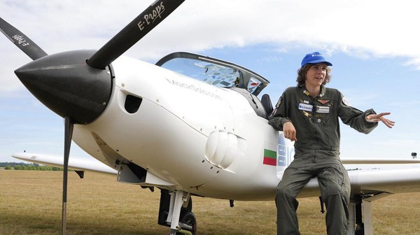 Total ia sudah berkelana di 52 wilayah udara suatu negara. Catatan waktu terbangnya sekitar 250 jam. (AP Photo/Virginia Mayo) Â Total ia sudah berkelana di 52 wilayah udara suatu negara. Catatan waktu terbangnya sekitar 250 jam. (AP Photo/Virginia Mayo) Â