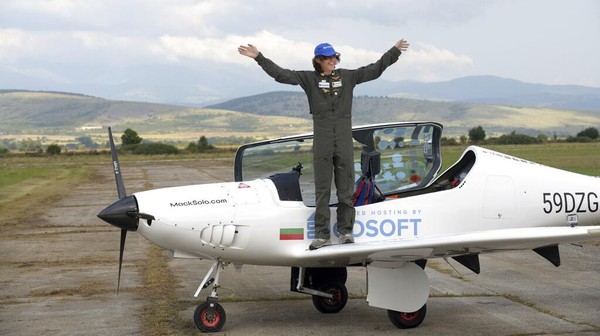 Prestasinya itu diakui Guinness World Records. Dua rekor ditetapkan atas namanya, yaitu tadi sebagai pilot termuda yang mengelilingi dunia dengan pesawat terbang sendirian. Kemudian sebagai orang termuda yang mengelilingi dunia dengan pesawat microlight solo. (AP Photo/ Jordan Simeonov)  