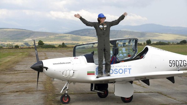 Prestasinya itu diakui Guinness World Records. Dua rekor ditetapkan atas namanya, yaitu tadi sebagai pilot termuda yang mengelilingi dunia dengan pesawat terbang sendirian. Kemudian sebagai orang termuda yang mengelilingi dunia dengan pesawat microlight solo. (AP Photo/ Jordan Simeonov) Â Prestasinya itu diakui Guinness World Records. Dua rekor ditetapkan atas namanya, yaitu tadi sebagai pilot termuda yang mengelilingi dunia dengan pesawat terbang sendirian. Kemudian sebagai orang termuda yang mengelilingi dunia dengan pesawat microlight solo. (AP Photo/ Jordan Simeonov) Â