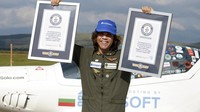 Mack Rutherford, seorang pilot Inggris-Belgia berusia 17 tahun memegang dua penghargaan Guinness setelah ia mendarat di Sofia-West ariport, Bulgaria, Rabu (24/8/2022). Tak disebutkan sumber dana yang diperoleh untuk melakukan itu. (AP Photo/ Jordan Simeonov)  