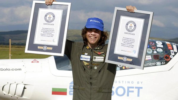 Mack Rutherford, seorang pilot Inggris-Belgia berusia 17 tahun memegang dua penghargaan Guinness setelah ia mendarat di Sofia-West ariport, Bulgaria, Rabu (24/8/2022). Tak disebutkan sumber dana yang diperoleh untuk melakukan itu. (AP Photo/ Jordan Simeonov)  