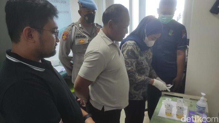 Pemriksaan tes urine anggota Sat Reskrim Polres Gresik