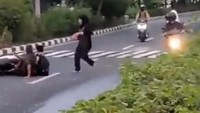 Video viral menyebar di media sosial menyedot perhatian publik, Kamis (25/8/2022). Video ini menyoroti polisi tidur yang bercat mirip zebra cross di Jl Danau Sunter Selatan, Tanjung Priok, Jakarta Utara, tak jauh dari Stasiun Pengisian Bahan Bakar Umum (SPBU) BP. (Istimewa/video viral)