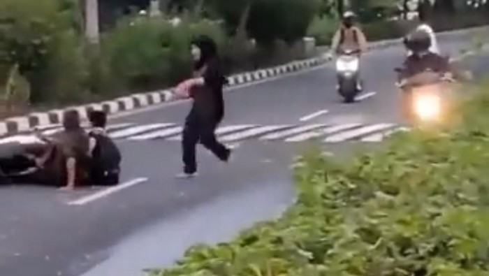 Penampakan viral di media sosial, polisi tidur yang bikin celaka karena menyaru zebra cross, di Sunter, Jakarta Utara, 25 Agustus 2022. (Istimewa)