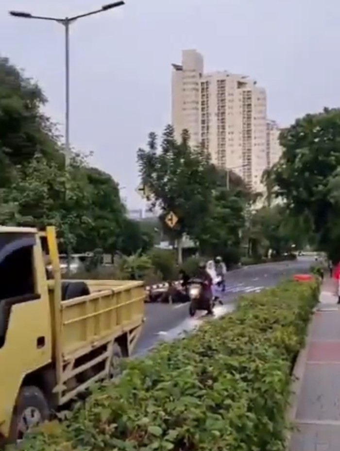 Penampakan viral di media sosial, polisi tidur yang bikin celaka karena menyaru zebra cross, di Sunter, Jakarta Utara, 25 Agustus 2022. (Istimewa) Penampakan viral di media sosial, polisi tidur yang bikin celaka karena menyaru zebra cross, di Sunter, Jakarta Utara, 25 Agustus 2022. (Istimewa)