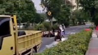 Gara-gara cat polisi tidur ini mirip zebra cross, para pengendara motor menjadi kurang mengantisipasi keberadaan polisi tidur ini. Padahal, polisi tidur ini punya permukaan lebih tinggi ketimbang permukaan jalan. (Istimewa/video viral)