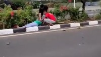 Si perekam video ini sebenarnya juga merupakan korban polisi tidur itu. Tangan kirinya luka-luka. Setelah dia jatuh, ada lagi pengendara motor yang jatuh. “Udah ada korban lagi, anjir, gara-gara itu tuh, (polisi tidur) baru,” kata si perekam video. (Istimewa/video viral)