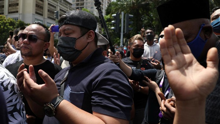 Pendukung Najib Razak Minta Pengampunan Raja Malaysia Supporters of former Malaysian Prime Minister Najib Razak gather outside the National Palace to handover a memorandum against Najib's jail sentence in Kuala Lumpur, Malaysia August 24, 2022. REUTERS/Hasnoor Hussain