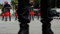 Polisi tampak berjaga di depan Istana Negara Malaysia.
