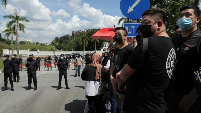 Pendukung Najib Razak Minta Pengampunan Raja Malaysia Supporters of former Malaysian Prime Minister Najib Razak gather outside the National Palace to handover a memorandum against Najib's jail sentence in Kuala Lumpur, Malaysia August 24, 2022. REUTERS/Hasnoor Hussain