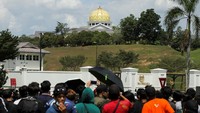Ratusan orang pendukung mantan Perdana Menteri (PM) Malaysia Najib Razak berkumpul di luar Istana Negara untuk meminta intervensi kerajaan dalam kasus korupsi yang menjerat Najib Razak, 24 Agustus 2022.
