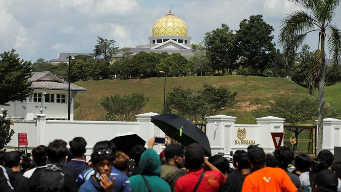Supporters of former Malaysian Prime Minister Najib Razak gather outside the National Palace to handover a memorandum against Najib's jail sentence in Kuala Lumpur, Malaysia August 24, 2022. REUTERS/Hasnoor Hussain