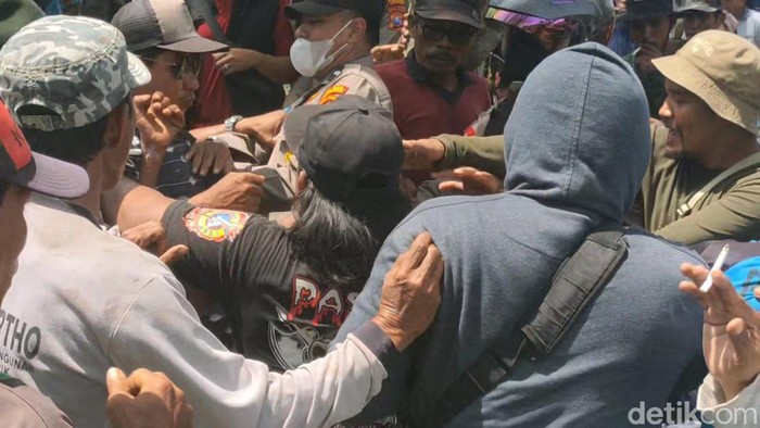Pengacara di Lamongan dimassa warga