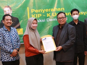 Anggota Komisi X DPR Serahkan Beasiswa KIPK ke 20 Mahasiswa Unissula