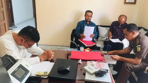 Penyidik Pidana Khusus (Pidsus) Kejaksaan Negeri (Kejari) saat melakukan pemeriksaan terhadap tersangka kasus dugaan korupsi LPD Adat Anturan Nyoman Arta Wirawan, Kamis (25/8/2022).