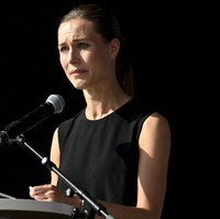 Saya manusia. Dan saya juga terkadang merindukan kegembiraan, cahaya dan kesenangan di tengah awan gelap ini, kata Sanna Marin sambil menahan air matanya keluar di acara Partai Sosial Demokrat (SDP) di kota Lahti, utara Helsinki. Foto: Dok. HEIKKI SAUKKOMAA/Lehtikuva/AFP via Getty Image