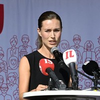 Beberapa minggu terakhir Perdana Menteri Finlandia Sanna Marin tak berhenti jadi perbincangan. Wanita yang pernah jadi pemimpin dunia termuda itu menerima banyak kritik karena tertangkap kamera berpesta dengan sejumlah selebriti Finlandia di dua apartemen yang berbeda. Dia juga jadi sorotan karena muncul video lain yang memperlihatkannya berdansa bersama pria yang bukan suaminya. Foto: Dok. HEIKKI SAUKKOMAA/Lehtikuva/AFP via Getty Image