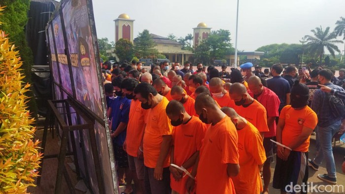 Polda Banten menggencarkan operasi pemberantasan judi. Sebanyak 65 orang diamankan dari 29 kasus judi online hingga sabung ayam. (Bahtiar/detikcom)