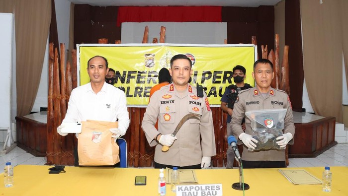 Polisi saat jumpa pers kasus pembunuhan pasutri di Baubau