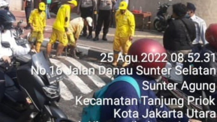 Polisi tidur di Sunter, Jakarta Utara, dibongkar karena bikin celaka, 25 Agustus 2022. (Dok Dinas Bina Marga DKI)