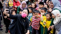 Puan langsung mengabadikan momen tersebut dengan swafoto bersama.