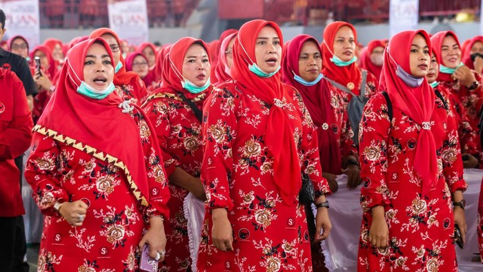 Dalam kunjungan kerjanya di Lampung, Ketua DPR Puan Maharani sempat menemui murid-murid berprestasi. Ia juga sempat memanen madu tigona lho.