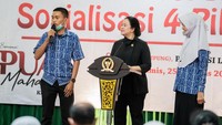 Puan bersama pelajar berprestasi SMKN Muhammadiyah II Lampung penerima beasiswa di ajang Seminar Literasi dan Sosialisasi 4 Pilar.