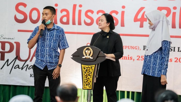 Dalam kunjungan kerjanya di Lampung, Ketua DPR Puan Maharani sempat menemui murid-murid berprestasi. Ia juga sempat memanen madu tigona lho.