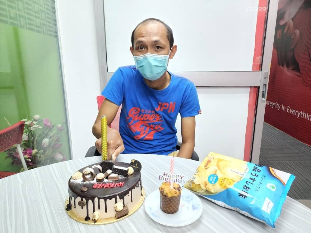 Pria Ini Nangis Terharu Setelah Dapat Kue Ulang Tahun Pertamanya