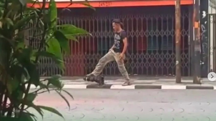 Pria terekam kamera merobohkan hingga mencuri bollard di Jl Surya Kencana, Bogor.