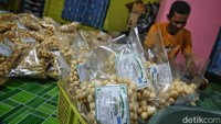 Suami Jumiati mengemas kerupuk atom di rumahnya. Jumiati menyebut perlu 4 kg ikan tongkol untuk membuat 100 bungkus kerupuk atom. Kerupuk yang sudah jadi kemudian ia jual di pelabuhan dan kapal ferry yang membawa wisatawan masuk ke Kepulauan Anambas dengan harga mulai dari Rp 10 ribu. Selain itu kerupuk juga dikirim ke berbagai daerah lainnya, seperti Tanjung Pinang dan Batam.  
