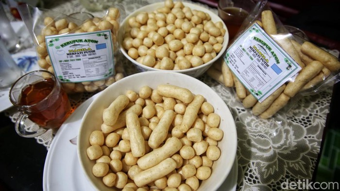 Produksi Kerupuk Atom Ini Raup Cuan Hingga Puluhan Juta Jumiati (48) dan suaminya mengemas kerupuk atom di rumahnya di Pulau Letung, Kabupaten Kepulauan Anambas, Kepulauan Riau, Sabtu (6/8/2022). Kerupuk atom merupakan salah satu makanan khas Anambas yang terbuat dari ikan. Kerupuk atom memiliki bentuk lonjong dan bulat. Teksturnya renyah dengan cita rasa gurih saat digigit.