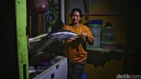 Jumiati memperlihatkan ikan tongkol yang menjadi dasar pembuat kerupuk atom. Jumiati adalah salah satu yang menjalani bisnis kerupuk atom rumahan sejak 15 tahun silam. Saat itu, ia membangun usahanya dengan modal Rp 3 juta. Diungkapkannya, pembuatan kerupuk atom tidak sulit. Hanya perlu bahan baku seperti ikan tongkol yang dihaluskan, serta ditambah rempah dan bumbu penyedap untuk membuat rasanya semakin gurih.  