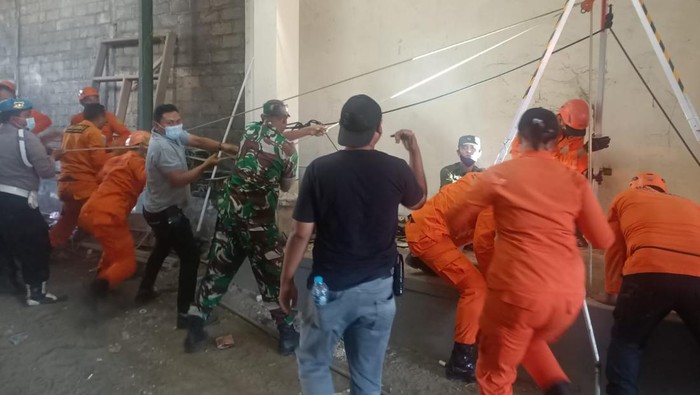 Proses evakuasi pria terjatuh ke dalam sumur sedalam 25 meter di ruko kosong sebelah Hotel Lerina, Jalan Bypass Ngurah Rai 1001x, Kecamatan Kuta Selatan, Kabupaten Badung, Bali, Kamis (25/8/2022).