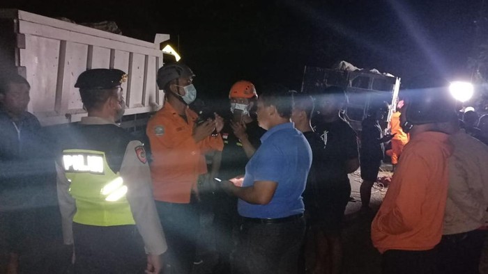 Proses evakuasi terhadap korban jatuh ke jurang sedalam 30 meter di Jalan Raya Mayong-Busungbiu, Kecamatan Seririt, Kabupaten Buleleng, Bali, Rabu (24/8/2022).