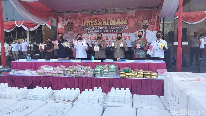 Ratusan kilo narkoba hasil sitaan Polda Jatim selama 5 bulan
