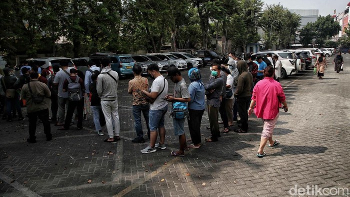 Rela Antre Panjang Demi Uang Baru Sejumlah warga tampak antusias untuk mendapatkan pecahan uang baru. Di Pasar Koja Baru, Jakarta Utara, antreannya mengular panjang.