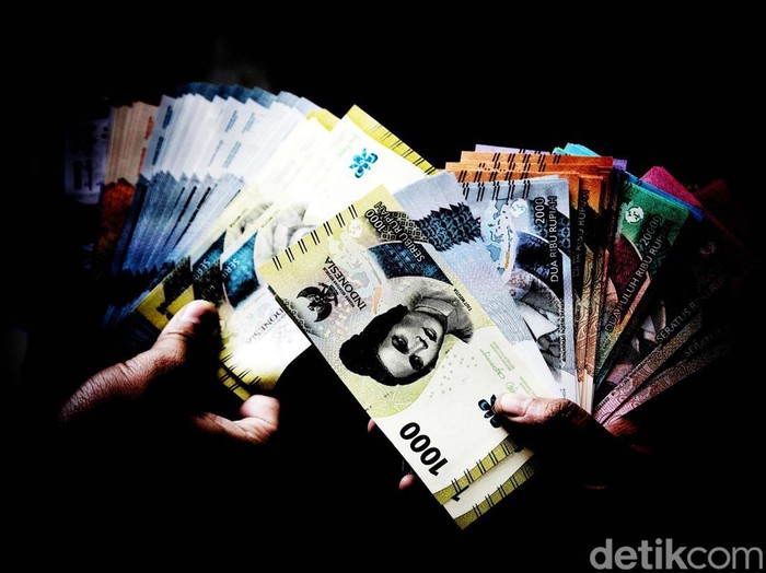 Sejumlah warga tampak antusias untuk mendapatkan pecahan uang baru. Di Pasar Koja Baru, Jakarta Utara, antreannya mengular panjang.
