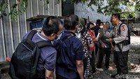 Hal itu dilakukan agar mereka mendapat kuota dan nomor antrean.
