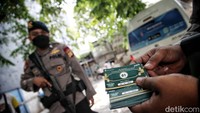 Tampak polisi bersenjata laras panjang menjaga jalannya penukaran uang baru.