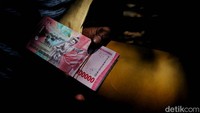 Warga tampak antusias karena penasaran dengan desain uang baru.