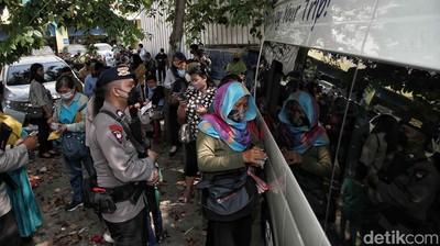 Penampakan Antrean Panjang Demi Pecahan Uang Baru