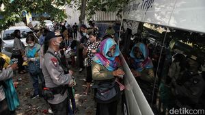 Penampakan Antrean Panjang Demi Pecahan Uang Baru